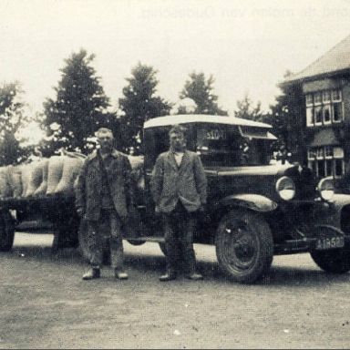 Kenteken: A 19523; Chevrolet, chauffeur J. Spijk met een hulp, ca. 1931, foto: Gemeente Het Hogeland (6348)