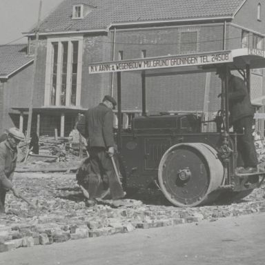 Kenteken: A 42426; De wals bij het aanbrengen en verdichten van een puinfundering, foto: H. van Dijk
