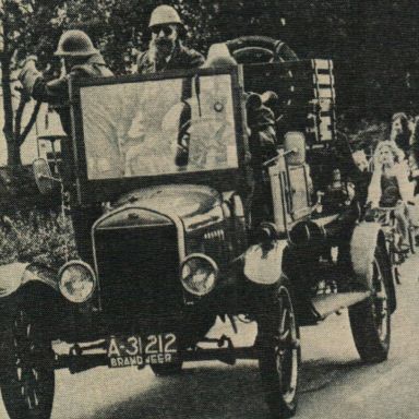 Kenteken: A 31212; Ford TT brandweerwagen tijdens optocht in Midwolda, 1977 foto: F. Bos