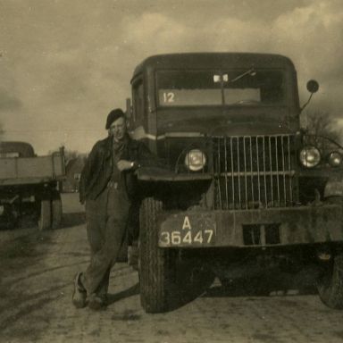 Kenteken: A 36440; links van de GMC de A-36440, foto: schenking K. J. van Wieren
