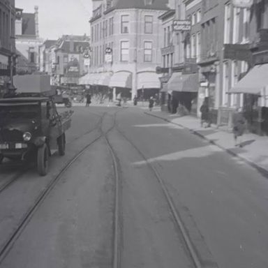Kenteken: A 14184; Chevrolet, Herestraat Groningen, foto: still uit de film GAS, bedrijfsfilm van de gemeentelijke gasfabriek in Groningen, 31-12-1930 bron: <a href='http://in.beeldengeluid.nl/collectie/details/expressie/430547/false/true' target='_blank'>beeldengeluid.nl</a>