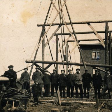 Kenteken: A 1576; Fordson trekker,  Bouw schuur Burema, Schoonloërveld, foto: collectie fam. Ten Wolde