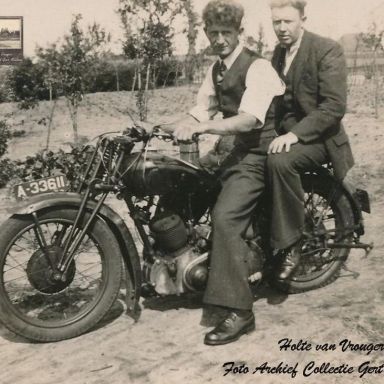 Kenteken: A 33611; Bruier Beernd van mien oma Siene (Klaziena) Baalman (is trouwt west mit mien opa Geert Hiddes) op de motor, foto: <a href='https://www.facebook.com/photo/?fbid=10233550427092592&set=g.147693749773654' target='_blank'>facebook, collectie Gert Meulman</a>