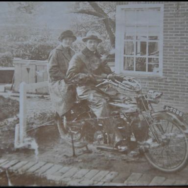 Kenteken: A 5066; Douglas 4HP met Andries de Vries en zijn vriendin (later echtgenoot), foto: A. J. de Vries