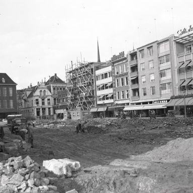 Kenteken: A 29717; Groningen, Grote Markt noordzijde, wederopbouwwerkzaamheden, 1955 (2248-5557); Fotograaf: Fotobedrijf Piet Boonstra