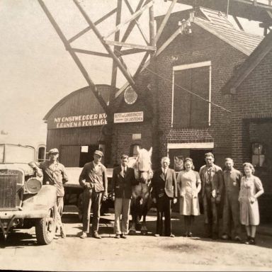 Kenteken: A 16331; De vrachtwagen en personeel bij de Kunstmest-, Granen- en Fouragehandel, ca. 1940, foto: C. Luring