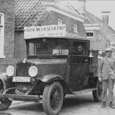 Kenteken: A 17144; Chevrolet, Warffum, Hoofdstraat, Melkboer Dijk uit Winsum 1935 foto: Collectie Gemeente Eemsmond
