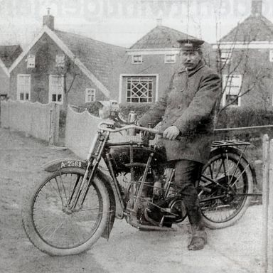 Kenteken: A 2388; H. Dijksterhuis op de Reading Standard, foto: Clubmededelingen nr. 472, juli 2003, Veteraan Motoren Club