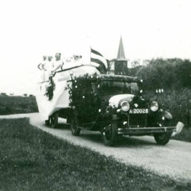 Kenteken: A 20026; Ford,  Baflo, Winsum, versierde auto ter ere van het 40-jarig regeringsjubileum van Koningin Wilhelmina 09-1938, foto: collectie Gemeente Winsum B001015.jpg