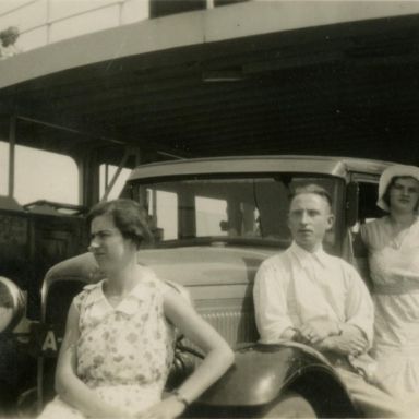 Kenteken: A 5958; Op de pont over Hollands Diep vanaf Moerdijk, vakantie 1934, foto: familie Rozema
