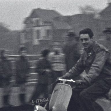 Kenteken: A 17694; Vespa, Herebrug, 19-12-1953, foto: still uit de film "Vervanging Herebrug" 1953, coll. GrA (2209-AV21365)