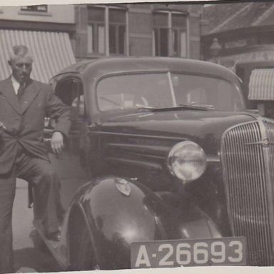 Kenteken: A 26693; Lambertus Drenth, vertegenwoordiger van de NELF fabriek naast de Chevrolet, 1937 foto: J. Karst
