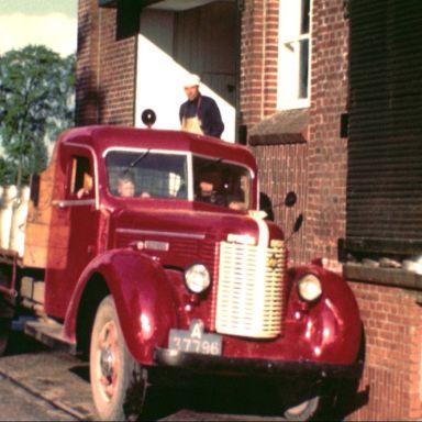 Kenteken: A 37796; Diamond T, foto: still uit AV0778, collectie Groninger Archieven