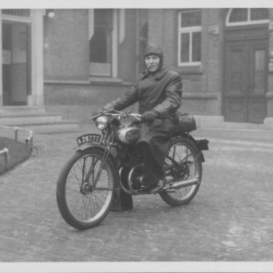 Kenteken: A 26777; Wietse Pakes (?) op de Eysink motorfiets, 1946 (2437-5323)