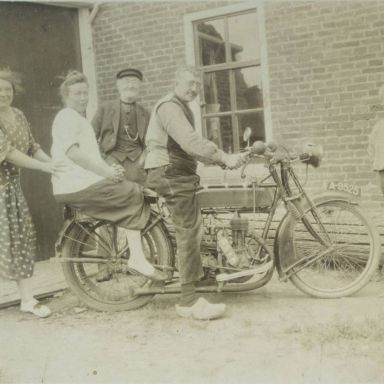 Kenteken: A 9525; Gerrit Bakker (?) op de motor, ca. 1926, foto: Historische Kring Noordelijk Hunsingo, collectie G. de Boer (gdb-224)