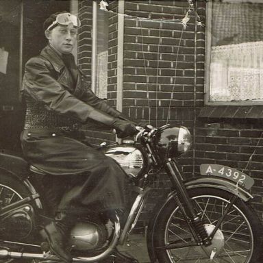 Kenteken: A 4392; Hindrik Trenning  op de JAWA 250 cc. motor, ca. 1950, foto: L. Trenning