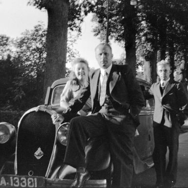 Kenteken: A 13381; Bij de Hotchkiss Jansje Boekelo en twee onbekende heren, foto: F. Bierling