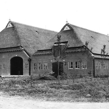 Kenteken: A 25508; Aero Minor bij boerderij Poolstar, Uithuizen, 1948, foto: B. van Dam