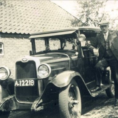 Kenteken: A 12219; Kasper Kaspers (?) bij de Chevrolet, foto: Streekhistorisch Centrum Stadskanaal (18294)