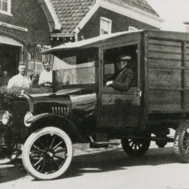 Kenteken: A 8211; Ford bij de afslag naar No. Dertien, foto: collectie Veenkoloniaal Museum (VM 6.1.8 Om 116)