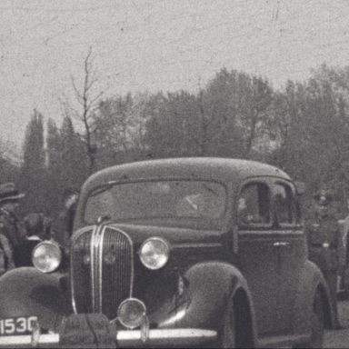 Kenteken: A 1530; Plymouth na de finish van de van de Harz-ralley, 30-04-1939, foto: still uit Harz-film, 1939, coll. GrA (2209-AV21967)