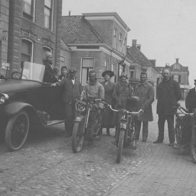 Kenteken: A 1147; Noord Nederlandsche Motorclub. V.l.n.r. familie Kramer (beddenzaak Poelestraat), Herman Sips, Rudolf Jansen (firma Grote markt) met motor, Leverman (garage W.A. Scholtenstraat) (1785-16868)