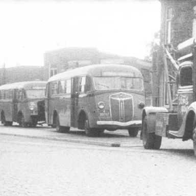 Kenteken: A 32017; Autobussen met takelwagen met gasflessen ca. 1943 (1785-15257)