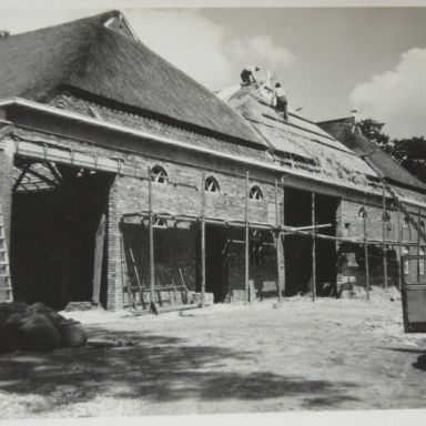 Kenteken: A 41086; Voilkswagen achter de boerderij van familie Geertsema Padje Schildwolde, nu Padje Slochteren, 1955, foto: K. J. Mollema
