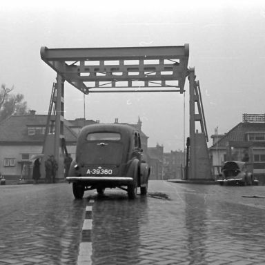 Kenteken: A 39360; Ongeval Groningerbrug, Groningerstraat Assen, 02-11-1950 foto: L. Huizinga