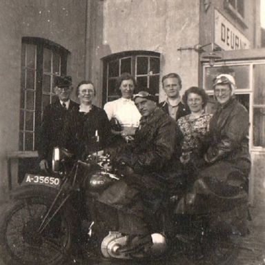 Kenteken: A 35650; Deurne,  Jurjen Grijpstra en Sari Marosi, 26-05-1947 foto: <a href='http://www.deurnewiki.nl' target='_blank'>Deurnewiki.nl</a>