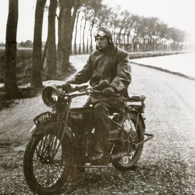 Kenteken: A 10346; Huizinga op de Harley. Bron: "De motorfiets in Nederland 1895-1940" uitgave t.g.v. 35-jarig jubileum van de Veteraan Motoren Club