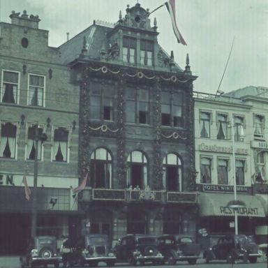Kenteken: A 10115; Grote Markt noordzijde, augustus 1938 (2484-1455); Fotograaf: J. H. Schade