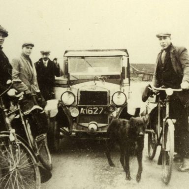 Kenteken: A 16272; Fiat 509 met L. van Straten, B. van Straten, R. Veenwijk en Sip Grijpstra, foto: archief W. Mollema