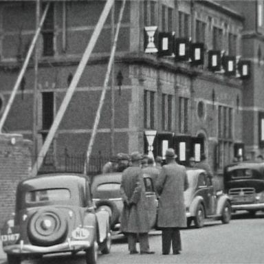 Kenteken: A 13167; Citroën, Martinikerkhof, Groningen, foto: still uit de film "De Commerciële Club Groningen" J. Thie, 1949 coll. GrA (2209-AV0535)