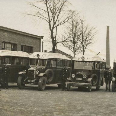 Kenteken: A 7168; Morris Commercial, wagenmakerij annex carrosserie bouw Bakker, foto: collectie Veenkoloniaal Museum (vm-3-1-ve wb-25)