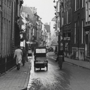 Kenteken: A 43908; Groningen, Oude Kijk in 't Jatstraat, 31-10-1951, foto: uitsnede 2138-0119.jpg; Fotograaf: Hans Kraus
