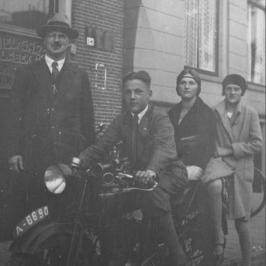 Kenteken: A 6690; V.l.n.r. Frederik Jan Georg Furda, op de motor Jan Hendrik Furda, Janna Furda en Harmanna Martha Furda, foto: W. G. de Jonge