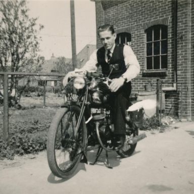 Kenteken: A 22486; Ties van der Lei op de Gazelle motor van zijn vader Johannes, Leens, ca. 1950, foto: J. F. E. van der Lei