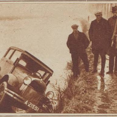 Kenteken: A 21551; Ford in het Winschoterdiep, Roode Haan, foto: "Het Noorden in Woord en Beeld" 22-12-1933