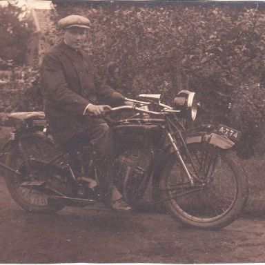 Kenteken: A 774; Indian, kenteken A-774 met de zoon J.T. Zantinga 28-8-1920 foto: J.W.Zantinga