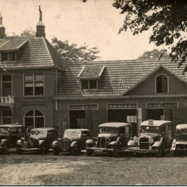 Kenteken: A 3215; Job de Boer's autobedrijf in Zuidlaren in de oorlogsjaren, foto via <a href='https://www.facebook.com/photo/?fbid=2655666834571201&set=gm.1108935393114527&idorvanity=801045750570161' target='_blank'>facebook Drentse Nummerborden</a>