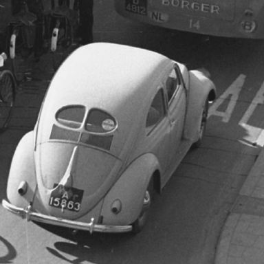 Kenteken: A 15863; Volkswagen, Groningen, Herewegviaduct, 29-05-1951, foto: uitsnede 2437-3025.jpg; Fotograaf: Gemeentepolitie