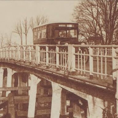 Kenteken: A 11222; De Dion Bouton bus op de brug over het Winsumerdiep, foto: "Het Noorden in Woord en Beeld" 19-01-1934