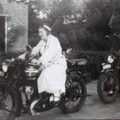 Kenteken: A 21522; Ariël (rechts), foto: Clubmededelingen nr. 470, mei 2003, Veteraan Motoren Club