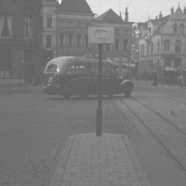Kenteken: A 22823; Renault, foto: Still uit GAVA-film AV4781