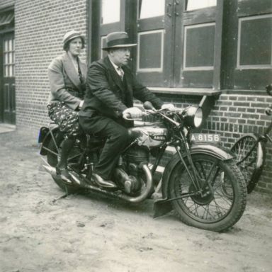 Kenteken: A 8156; Norg, K. Zeeven en echtgenote A. Medendorp op de Ariël, 1934, foto: L. Weidgraaf