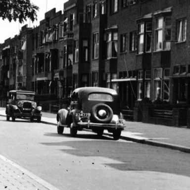 Kenteken: A 23477; Chevrolet, Groningen, Nassaulaan, 1937. foto: uitsnede 1785-1518.jpg; Fotograaf: Stadsontwikkeling en volkshuisvesting
