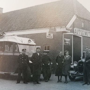 Kenteken: A 10813; De Willys Whippet van Albert Jan Kraai achter Dorpsstraat 49 in Onstwedde, links een bus van de Automij. Veendam-Pekela, foto: C. Luring