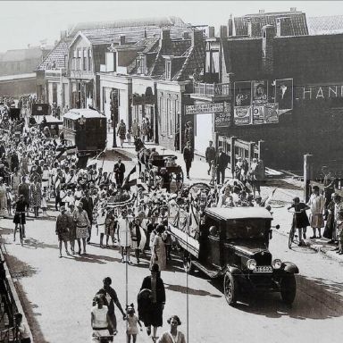 Kenteken: A 16693; Delfzijl. Nieuweweg, 1938, Chevrolet vrachtwagen tijdens de festiviteiten ivm de geboorte van Prinses Beatrix, foto: Bobobeek