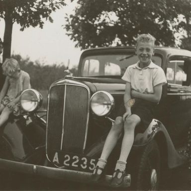 Kenteken: A 2235; Chevrolet,  v.l.n.r. mw. P. Luit-Steendam, G.T. Luit ('Zus'), Jan Luit en mw.D. Steendam, met huurauto ca. 1935 (2437-0436)